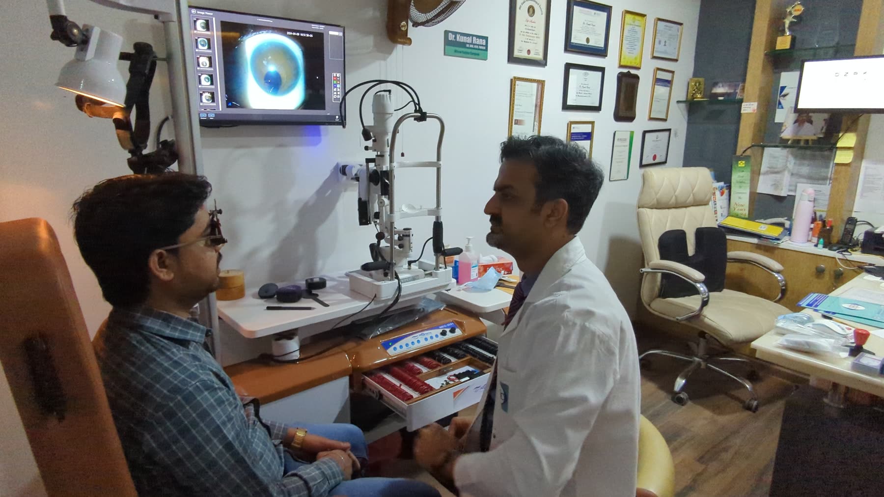 Doctor discussing an eye image during a consultation
